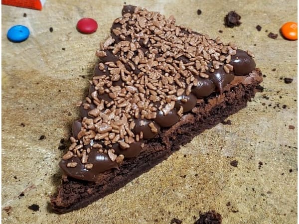 Pizza de Brownie Com Cobertura de brigadeiro