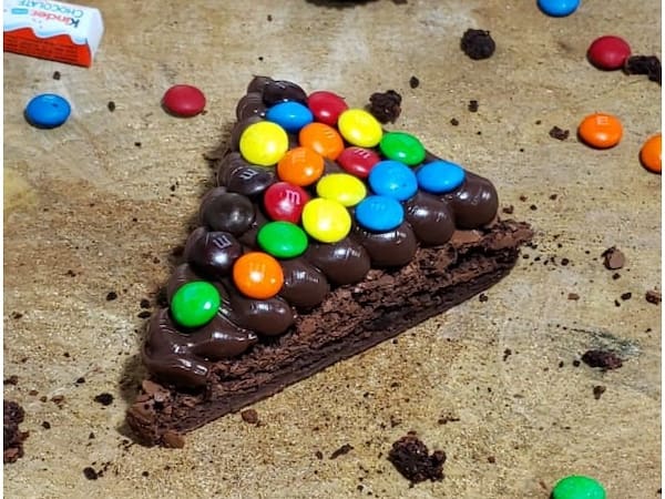 Pizza de Brownie Gourmet Brigadeiro Preto com Mm's