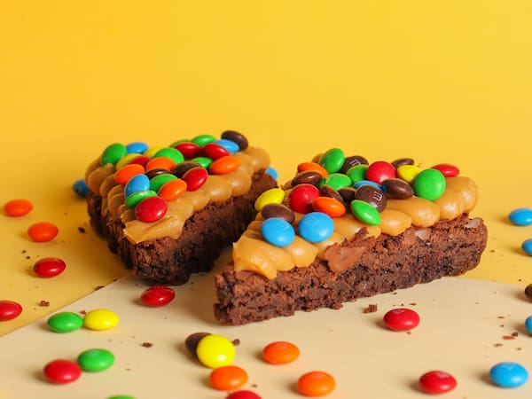 Pizza de Brownie Gourmet Doce de Leite com Mm's